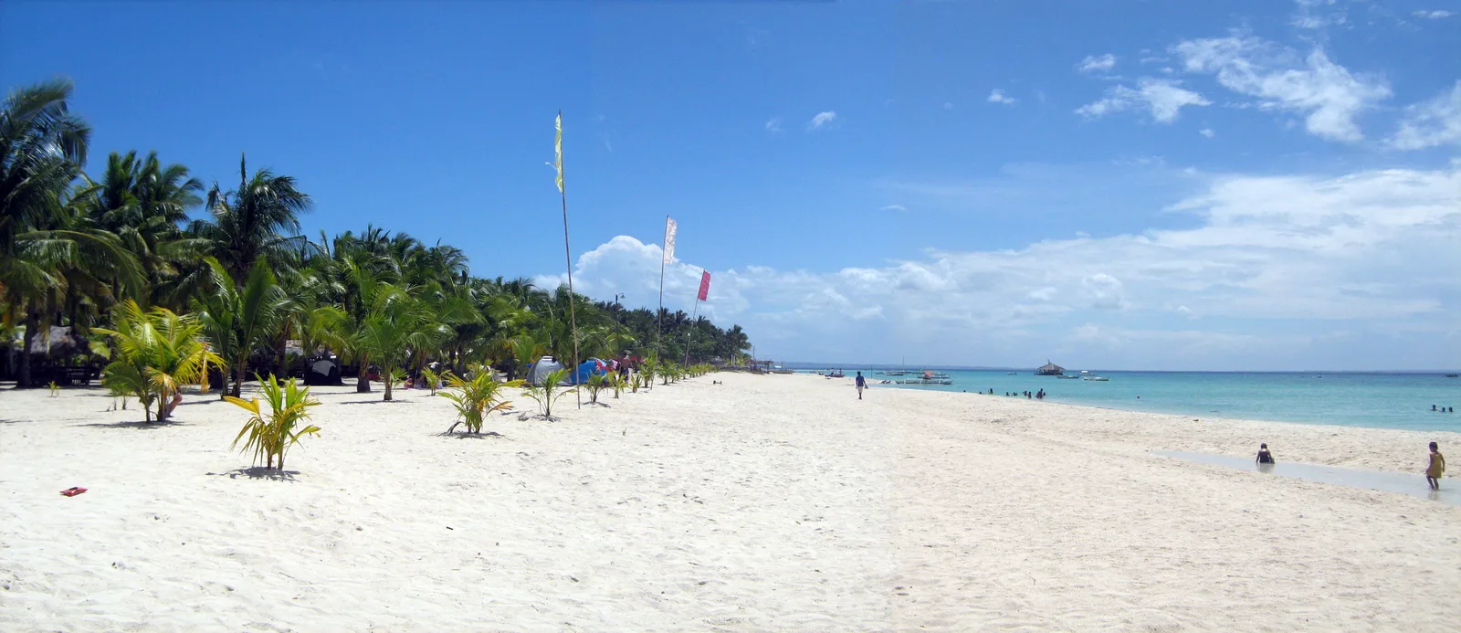 Photo: Mike Gonzalez (TheCoffee) / CC BY-SA 3.0, via Wikimedia Commons The powder-white Sugar Beach and calm shallows at Santa Fe on Bantayan Island, Cebu
