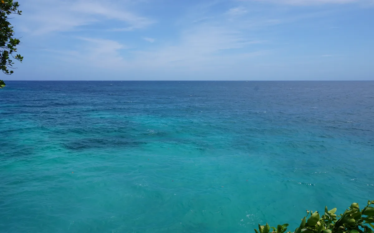 The turquoise water and cliffs at Salagdoong Beach, Siquijor
