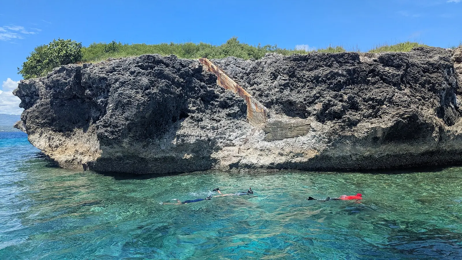 Snorkellers along the limestone edge of Pescador Island